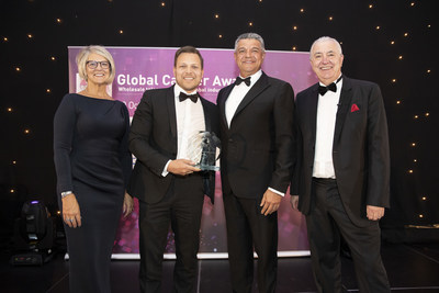 Jeremy Villalobos, director de operaciones de GoldConnect, acepta con orgullo el premio Wholesale Innovation Disruptor of the Year en los Global Carriers Awards 2021.