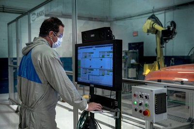Operator using the 3M™ Finesse-it™ Robotic Paint Repair System.