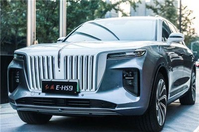 Foto mostra o novo veículo elétrico Hongqi E-HS9 no local do Financial Street Forum 2021 (PRNewsfoto/Xinhua Silk Road)