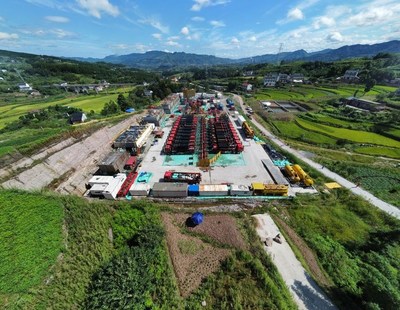 Le puits de prospection ultraprofond de Sinopec produira 400 000 mètres cubes de gaz de schiste par jour. (PRNewsfoto/SINOPEC)