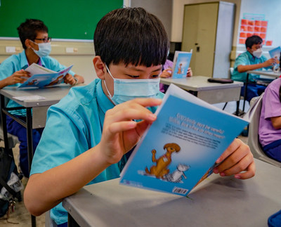 Grace Orchard School students reading the book in class as part of cyber wellness education (PRNewsfoto/Fortinet)