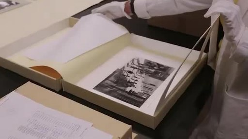 Séquence vidéo d'un archiviste de Bibliothèque et Archives Canada traitant le fonds d’archives de Gabor Szilasi.