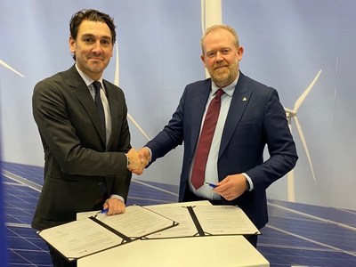 Martin Imbleau, CEO of the Montreal Port Authority and Tom Monballiu, International Community Relations Manager of the Port of Antwerp, were present at COP26 to sign this collaboration agreement (CNW Group/Montreal Port Authority)