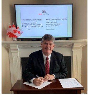 Ron Hallman, President & CEO, Parks Canada, signing the Joint Statement on Climate Change and Biodiversity Crises. (CNW Group/Parks Canada)