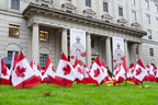 Séance de photo/vidéo : Manuvie arbore plus de 12 000 drapeaux canadiens pour rendre hommage à nos héros disparus