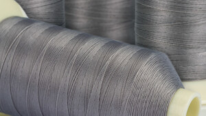 Coats invierte en el reciclaje inverso de conos de plástico para reducir el impacto medioambiental