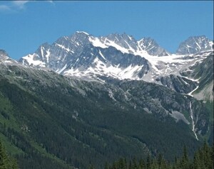 Climber in near-fatal incident sues his guide, Mountain Guide Association over rockfall, whether words exchanged "on belay" and "climbing" form agreement