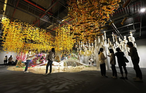 2021 Cheongju Craft Biennale Visitors are appreciating the work of craft.