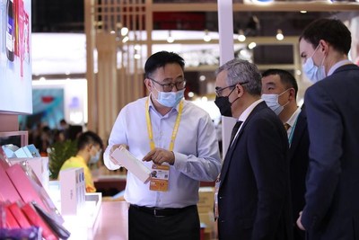 Australian Consul General Shanghai, Mr Dominic Trindade inspecting EZZ’s new product range