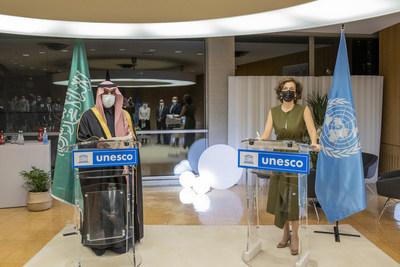 S.A. le Prince Badr bin Abdullah Al-Saud, gouverneur de la Commission royale pour AlUla et ministre de la Culture d'Arabie saoudite, et Audrey Azoulay, directrice générale de l'UNESCO, signent un partenariat stratégique à long terme visant à préserver l'héritage d’AlUla et à accélérer sa renaissance (PRNewsfoto/The Royal Commission for AlUla)