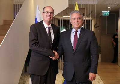 Colombian President Ivan Duque (right) and Start-Up Nation Central CEO Avi Hasson shake hands during the president's visit to Start-Up Nation Central headquarters in Tel Aviv. (Credit: Vered Farkash). (PRNewsfoto/Start-Up Nation Central (SNC))