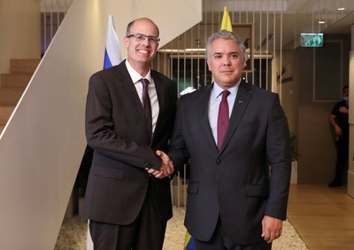 Colombian President Ivan Duque (right) and Start-Up Nation Central CEO Avi Hasson shake hands during the president's visit to Start-Up Nation Central headquarters in Tel Aviv. (Credit: Vered Farkash).