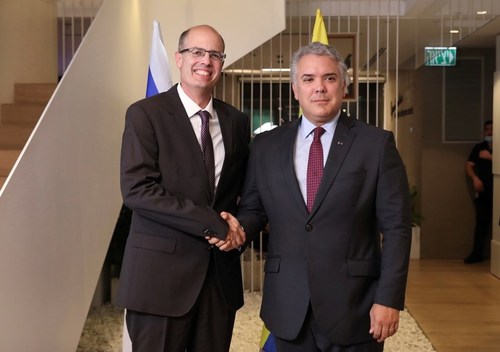 Colombian President Ivan Duque (right) and Start-Up Nation Central CEO Avi Hasson shake hands during the president’s visit to Start-Up Nation Central headquarters in Tel Aviv. (Credit: Vered Farkash). (PRNewsfoto/Start-Up Nation Central (SNC))