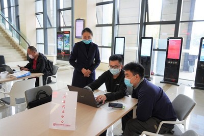 Staff members at the Chief Government Affairs Representative Service Center in Sichuan Tianfu New Area provide services for clients. (PRNewsfoto/Sichuan Tianfu New Area)