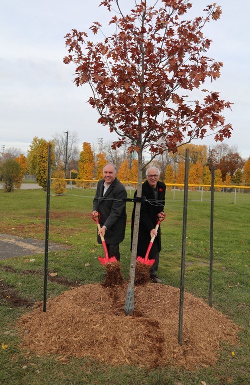 Alongside Edgar Rouleau, the outgoing Mayor of Dorval, Philippe Rainville, President and CEO of ADM Aéroports de Montréal, planted an oak tree at the Dorval Arboretum yesterday as part of the 80th anniversary of YUL Montréal-Trudeau International Airport. (CNW Group/Aéroports de Montréal)