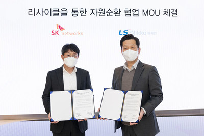 SK networks and LS-Nikko Copper have signed an MOU for ?Resource Circulation through Recycling and Cooperative Marketing.' Yoon-eui Kim, Head of ICT Business Division in SK networks (on the left) and Tae-sun Choi, Vice President, head of raw materials Division in LS-Nikko Copper are at Gildong CHEOOM on Nov. 15 after the agreement ceremony.