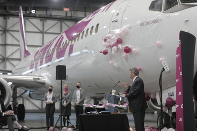 Tom Ruth, President and CEO of Edmonton International Airport welcomes Swoop's newest aircraft #Edmonton (CNW Group/Swoop)
