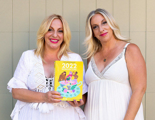 The AstroTwins' 2022 Horoscope, by identical twin sisters and ELLE Magazine official astrologers, is the ultimate yearly astrology guide for every zodiac sign--a perfect holiday gift for the horoscope lover in your life.