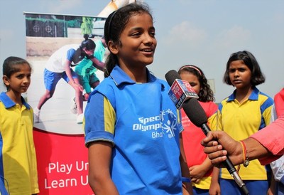 Le projet Play Unified : Learn Unified est une initiative dirige par des jeunes qui vise  faonner le discours public sur l'inclusion des personnes ayant une dficience intellectuelle. La fondation Stavros Niarchos (SNF) a accord 8 500 000 dollars amricains  Special Olympics en prvision du lancement d'une coalition mondiale pour l'inclusion et l'ducation. Cette subvention rpartie sur trois ans permettra d'atteindre prs de 3 000 coles dans 22 pays grce  des programmes transformateurs qui intgrent des programmes faisant la promotion du sport et du dveloppement du leadership chez les jeunes dans les coles.