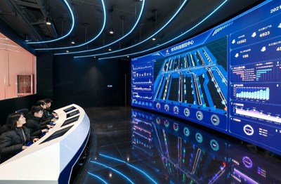 Foto mostra o centro de controle inteligente da Huatian Technology (Kunshan) Electronics Co., Ltd., localizado em Kunshan. (PRNewsfoto/Xinhua Silk Road)