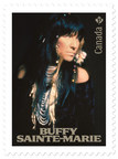 Un nouveau timbre rend hommage à l'auteure-compositrice-interprète légendaire Buffy Sainte-Marie