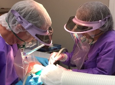 Dentista e assistente utilizando a Técnica de Remoção Segura de Amálgama de Mercúrio da IAOMT (SMART), que os dentistas agora podem aprender em um curso oferecido em vários idiomas.