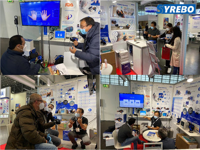 Photos of visitors trying SY-HR08E during MEDICA 2021