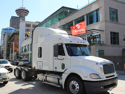 Tractor trailer in downtown Vancouver (CNW Group/Unifor)
