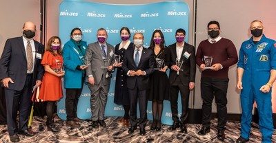 The 2021 Mitacs Awards winners pictured with Mitacs PDG John Hepburn, Minister François-Philippe Champagne and Astronaut, Canadian Space Agency David Saint-Jacques. From left to right: John Hepburn, Arij Al Chawaf, Moneca Sinclaire, Raymond Spiteri, Sophie Charron, Minister François-Philippe Champagne, Prisca Bustamante, Adam Schachner, Seyyedarash Haddadi, David Saint-Jacques. Lisa (Diz) Glithero, not pictured. (CNW Group/Mitacs Inc.)