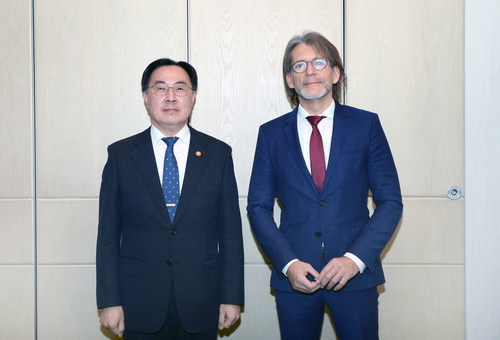South Korean Minister of Trade, Industry and Energy Moon Sung-wook (from left) and Sartorius Executive Board Chairman Joachim Kreuzburg