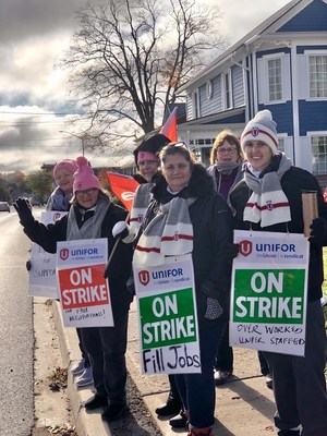 Striking women’s shelter workers smile on the picket line. (CNW Group/Unifor)