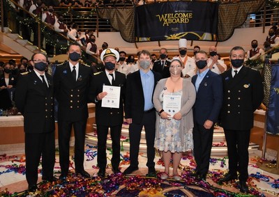 Photo Caption: Caribbean Princess Senior Officers and Princess Cruises President John Padgett welcome the ship’s first guests, Alexander King and Jennifer Little