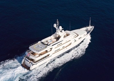 Super yacht Benetti de conception italienne de 52 m doté d'une héliplate-forme et offrant une autonomie transatlantique.