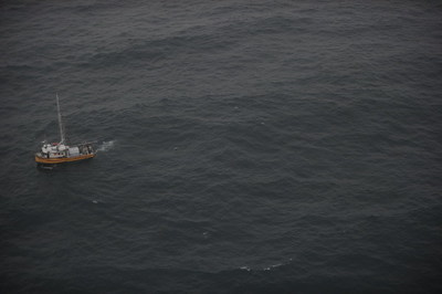 Photo aérienne du Prestige II, le bateau de M. Stoner, prise par le Programme de surveillance aérienne et d'application des règlements sur les pêches du MPO (Groupe CNW/Pêches et Océans Canada, Région du Pacifique)