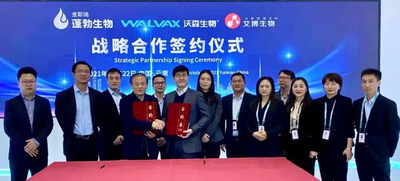 Mr. Huang Zhen, Vice Chairman of Walvax (left), and Dr. Brian Min, CEO of GenScript ProBio (right), are signing a collaboration agreement as the representatives of both parties