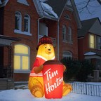 Tim Hortons lance une décoration extérieure typiquement canadienne pour les Fêtes et offre aux Canadiens la chance d'en remporter une!