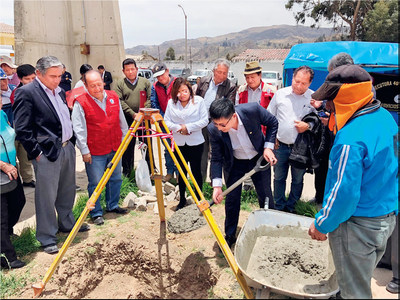 Ceremonia de colocación de la primera piedra del Hospital Cora Cora en la región de Ayacucho, en Perú. (PRNewsfoto/China Report)