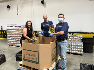 MG Properties wins Corporate Social Responsibility Award<br />
(L-R: Jowena De La Pena, Sr. Manager, Due Diligence; Paul Kaseburg, Chief Investment Officer; Lane Jorgensen, VP, Investment Management at the San Diego Food Bank