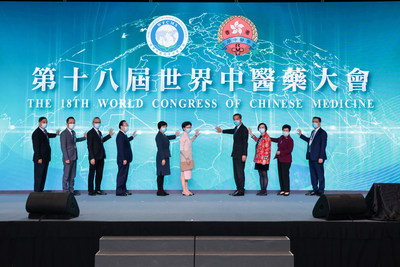 Officiating guests including: the Hon Mrs. Carrie Lam Cheng Yuet-ngor, Chief Executive of the Hong Kong Special Administrative Region, the People’s Republic of China (6th from left), Mr. C Y Leung, GBM, GBS, JP, Vice Chairman of the National Committee of the Chinese People’s Political Consultative Conference, the People’s Republic of China (4thfrom right), Mr. Tan Tieniu, Vice Director of Liaison Office of the Central People’s Government in the Hong Kong S.A.R. (4th from left), Professor Sophia Chan Siu-chee, JP, Secretary for Food and Health of Hong Kong Special Administrative Region, The People’s Republic of China (3rdfrom right), Dr. Chui Tak-yi, JP, Under Secretary for Food and Health of Hong Kong Special Administrative Region, The People’s Republic of China (3rd from left), Dr. Ronald Lam, JP, Director of Health of Hong Kong Special Administrative Region, The People’s Republic of China (2nd from left), Dr. Margaret Chan Fung Fu-chun, former Director-General of the World Health Organization (2nd from right), Ms. Feng Jiu, Permanent President of Hong Kong Registered Chinese Medicine Practitioners Association (5th from left), Mr. Tommy Li Ying-sang, Chairman of the Federation of the Hong Kong Chinese Medicine Practitioners and Chinese Medicine Traders Association (1st from right), and Professor Lyu Aiping, Dean of School of Chinese Medicine, Hong Kong Baptist University (1st from left) joined hands together to host the opening ceremony to officially kick-start the congress for insightful discussions.