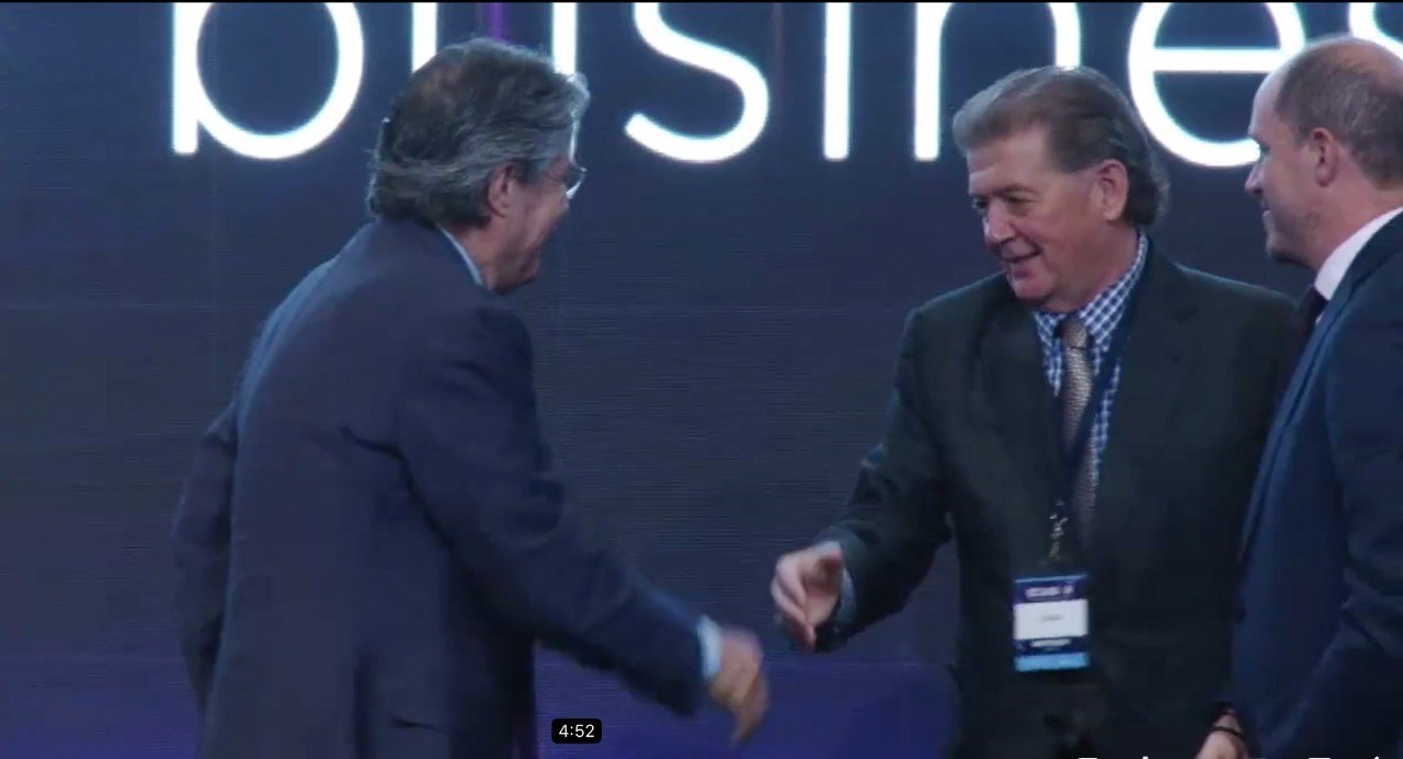 Image 2: Marshall Koval and Guillermo Lasso, President of Ecuador at the Open For Business conference. (CNW Group/Lumina Gold Corp.)
