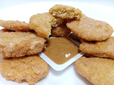 high-microalgae protein content chicken nuggets created using high-moisture extraction (PRNewsfoto/Sophie's Bionutrients)