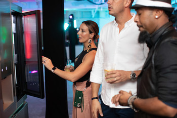 Les produits LG SIGNATURE tels que le réfrigérateur porte dans la porte LG SIGNATURE ont donné vie au salon luxueux de la marque pour les participants.