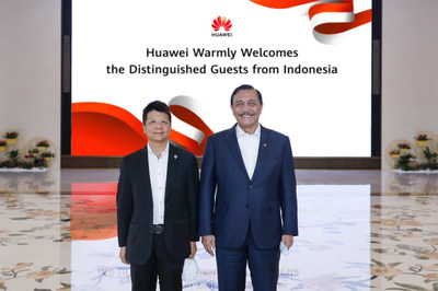 Minister Luhut (R) posed for a picture with Huawei Rotating Chairman Guo Ping (L) at Huawei’s digital transformation exhibition hall in Shenzhen
