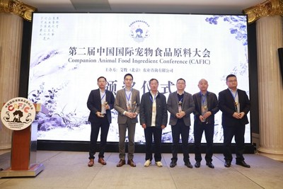 Dr. Yulong Yin, a Chinese academician of engineering, presented the “2021 Hexa-I Award of Chinese Pet Food Industry” to Yingchun Wang (Chairman of Full Pet), Haiming Zhao (Chairman of Enova Pet Products), Yiwu Wang (Chairman of Ronsy Pet Food), Fuzheng Wang (Chairman of Liaoning Oceanking Organic Pet Food), Shaobin Lue (President of Nourse) and Zhongming You (Vice President of Petpal Pet Nutrition Technology) for their outstanding management of ingredient supply chain and quality control for nutritionally complete pet foods.