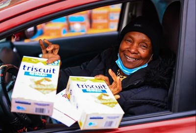 D.C. families living in food deserts receive a box of delicious, crunchy TRISCUIT crackers with their fresh fruits and veggies. Credit: PHA