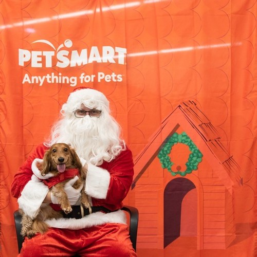 Pet parents can get a free photos of their pet with Santa Clause on Dec. 11-12 and 18-19 between noon  3 p.m. local time at all PetSmart stores across the U.S., Canada and Puerto Rico