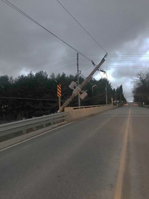 Winds over 100 km/h resulted in broken poles, downed power lines and fallen trees on lines (CNW Group/Hydro One Inc.)