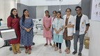 बीजे गवर्नमेंट मेडिकल कॉलेज और HelpMeSee के साथ साझेदारी भारत के मोतियाबिंद से लड़ने में मदद करने के लिए वर्चुअल रीऐलिटी, सिमुलेशन-आधारित प्रशिक्षण प्रदान करती है।
