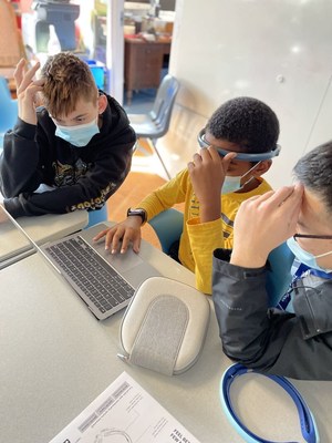 Students use BrainCo's technology to learn about neuroscience