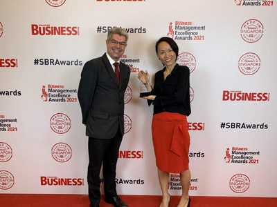Representative of GenScript, Dr. Li Yanfeng who is the head of IVD business development of GenScript Asia Pacific received the award from the Singapore Business Review's Contributing Editor, Simon Hyett on 14th December 2021 at the Conrad Centennial Hotel Singapore. (PRNewsfoto/GenScript)